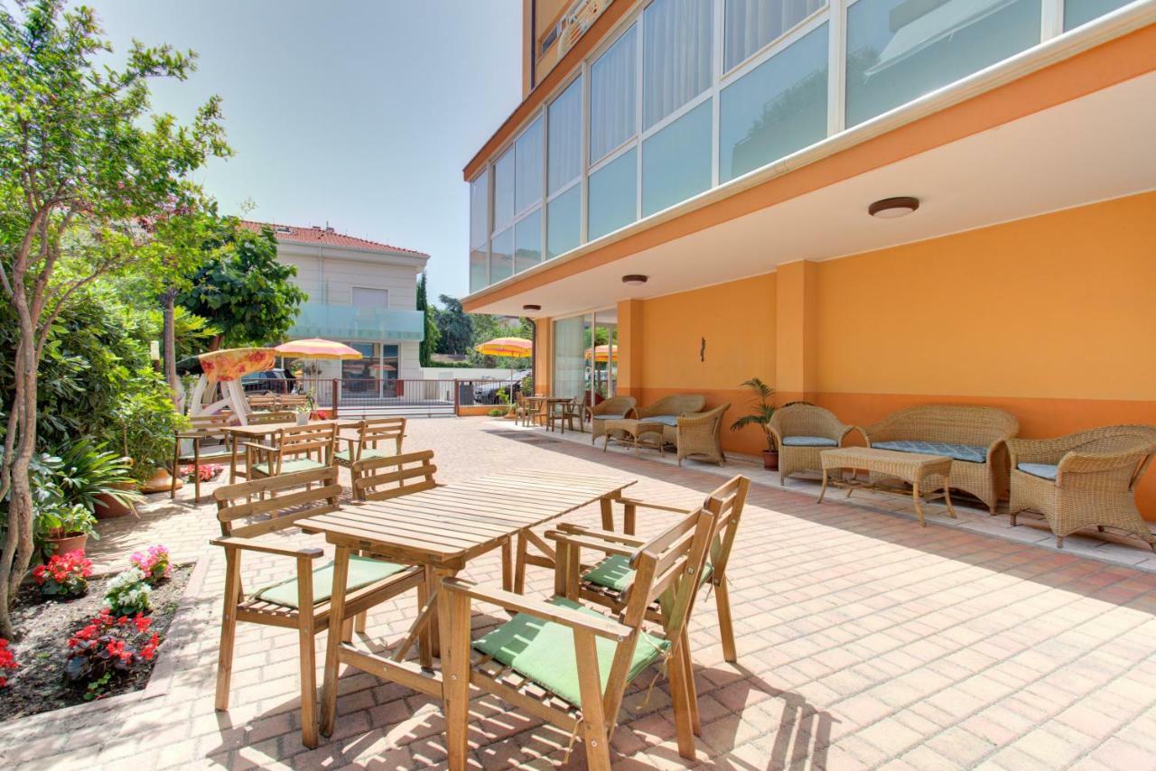 Hotel Nella Ρίμινι Εξωτερικό φωτογραφία